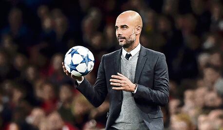 Pep Guardiola posa con la playera de Dorados 