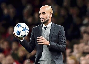 Pep Guardiola posa con la playera de Dorados