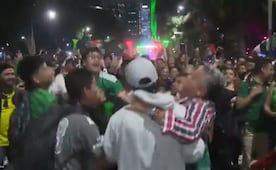 VIDEO: Fanáticos de la selección cargan a reportero de TV Azteca; ¡cuánto cariño a los nuestros!, dice la televisora