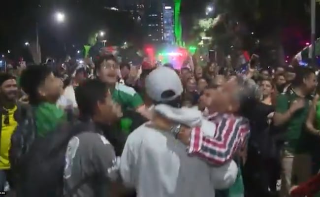 VIDEO: Fanáticos de la selección cargan a reportero de TV Azteca; ¡cuánto cariño a los nuestros!, dice la televisora