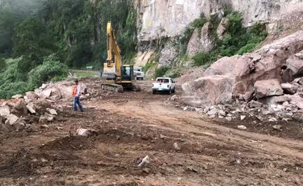 Mantienen cerrada carretera Durango-Mazatlán por retiro de rocas