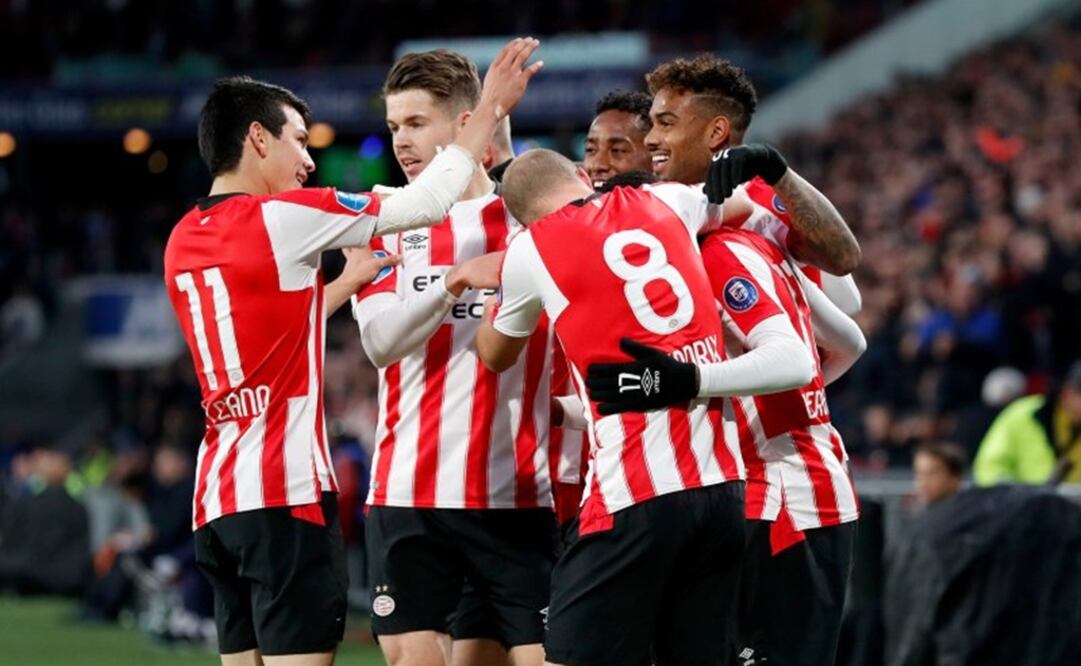 Twitter (@PSV). Hirving Lozano celebrando el triunfo del equipo con sus compañeros 