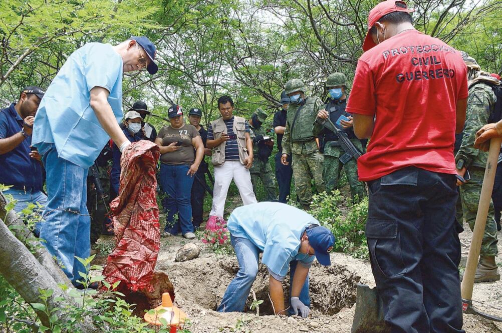 Las autoridades descartaron el hallazgo de más cadáveres en las osamentas, debido a que utilizaron una excavadora para peinar la zona (ARCHIVO EL UNIVERSAL)