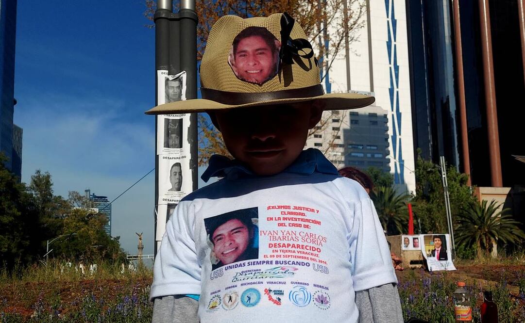 Christopher, de nueve años, busca a sus hermanos César y Esteban Rico de la Cerda, desaparecidos en Baja California. Foto: Laura Jiménez/EL UNIVERSAL
