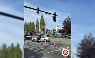 VIDEO: Chocan un vehículo y un motociclista en la Columbia Británica, Canadá; la motocicleta quedó colgada del semáforo   