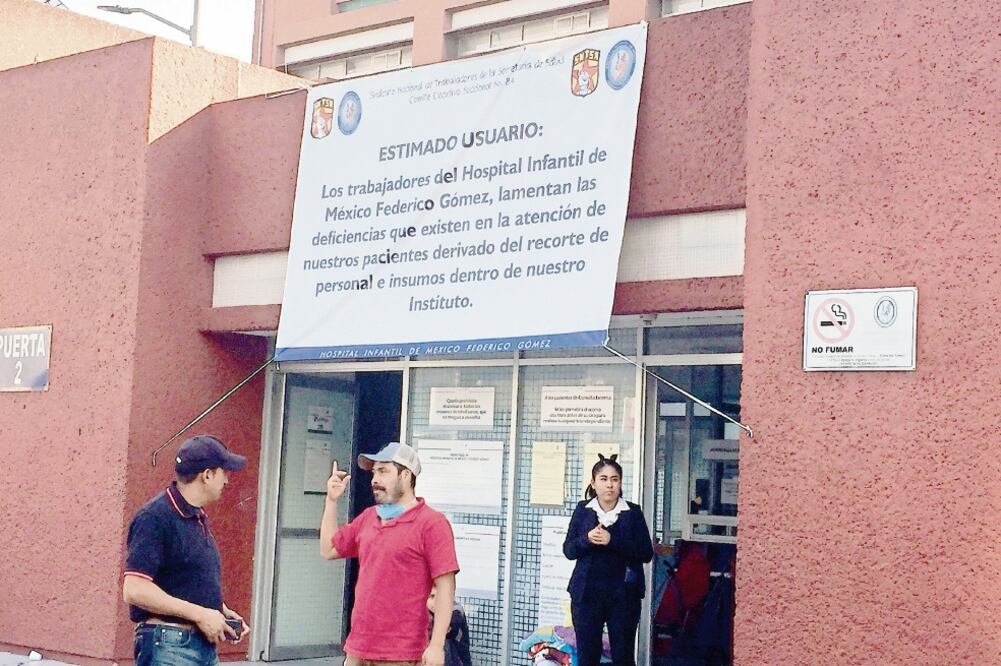 En varios edificios del Hospital Infantil de México Federico Gómez los trabajadores colocaron mantas para expresar su inconformidad. (PERLA MIRANDA. EL UNIVERSAL)