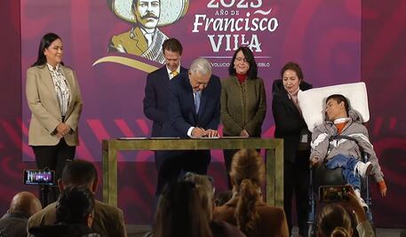 Firma AMLO y Teletón convenio de colaboración para centro de inclusión para personas con discapacidad