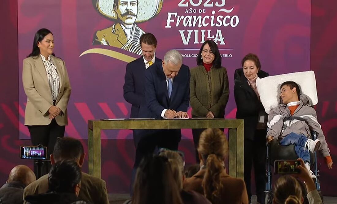 El presidente Andrés Manuel López Obrador encabezó la firma del convenio de colaboración entre el gobierno de México y la Fundación Teletón para establecer el Centro de Inclusión y Bienestar para Personas con Discapacidad. Foto: especial