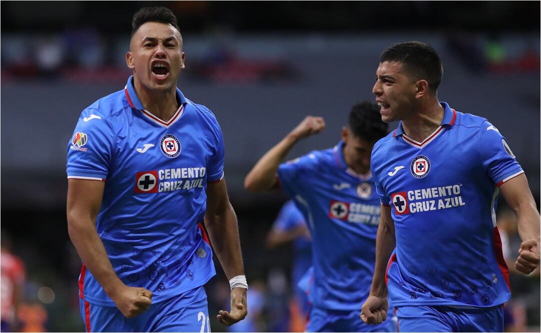 Iván Morales y Erik Lira celebran el gol de Cruz Azul ante Atlético de San Luis