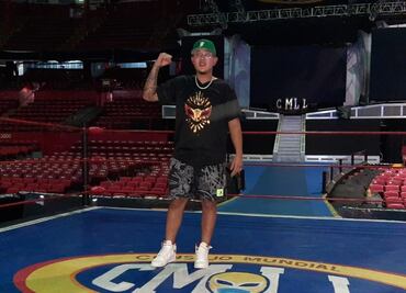 Julio Urías visita la Arena México para disfrutar de la Lucha Libre