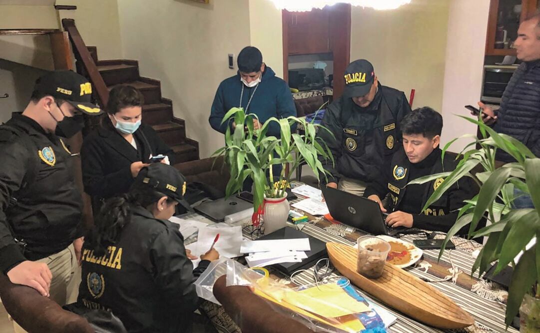 La fiscalía y la policía, en un allanamiento a la casa de la hermana del presidente Pedro Castillo, en Lima. Foto: AFP.