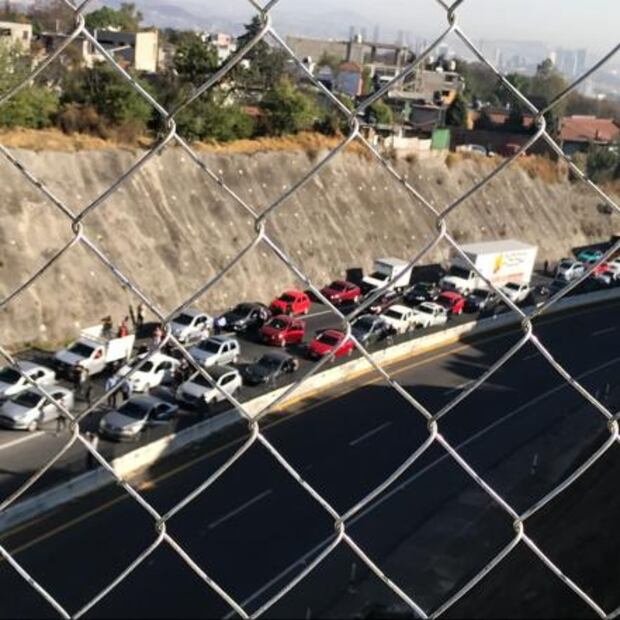 Cierran carretera Chamapa-La Venta por accidente