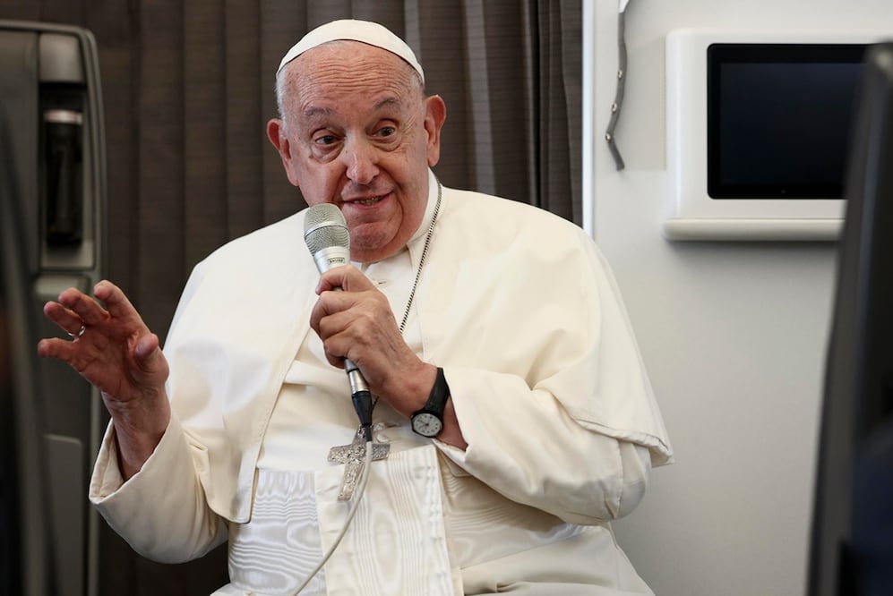 El papa Francisco señaló que aunque algunos dicen que los abusos también se cometen entre familiares o en el mundo del deporte, "sólo un caso en la Iglesia es un crimen y suficiente para probar vergüenza". Foto: EFE