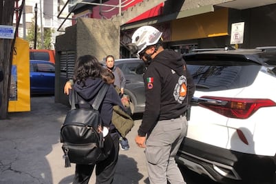 Se le olvidaron las llaves y su hijo se queda encerrado dentro de auto por 40 minutos en Monterrey VIDEO