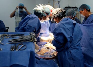 Extirpan tumor de 70 kilos a una mujer con un peso menor al tejido canceroso retirado