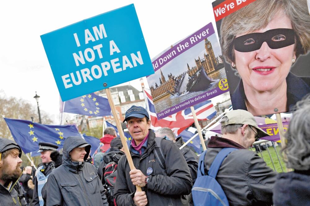 Británicos a favor de la salida de Reino Unido de la Unión Europea se manifestaron ayer afuera del Parlamento, en Londres. Se prevé que la premier Theresa May presente el plan para una salida ordenada de la Unión a más tardar el 20 de marzo (DYLAN MARTIN)