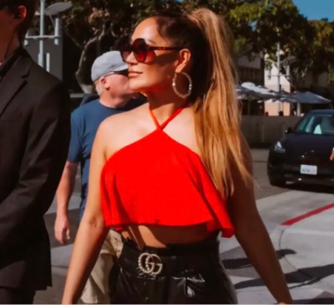 Toma asiento antes de ver a la doble de Jennifer López de paseo por Beverly Hills