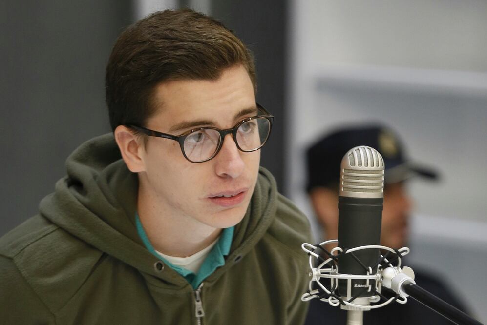 Al comparecer ante los jueces, el joven tenía un aspecto distinto al que lucía en México, cuando se volvió viral su imagen con el cabello teñido de rubio (EFE)