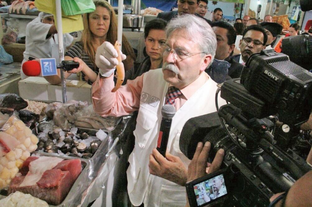 José Jesús Trujillo, director de la Agencia de Protección Sanitaria, examinó los productos en el mercado de San Pedro de los Pinos (SEDESA)