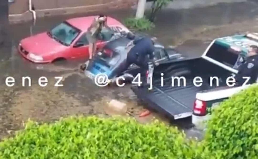 Agentes del sector La Noria rescataron a mujeres y niños. Foto: Tomada de video