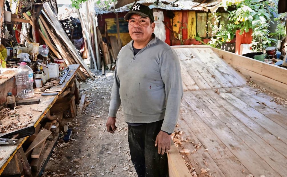 Del Monte heredó el negocio de su padre, quien fue de los primeros en
instalar un espacio dedicado a la fabricación de trajineras. Foto: Fernanda Rojas