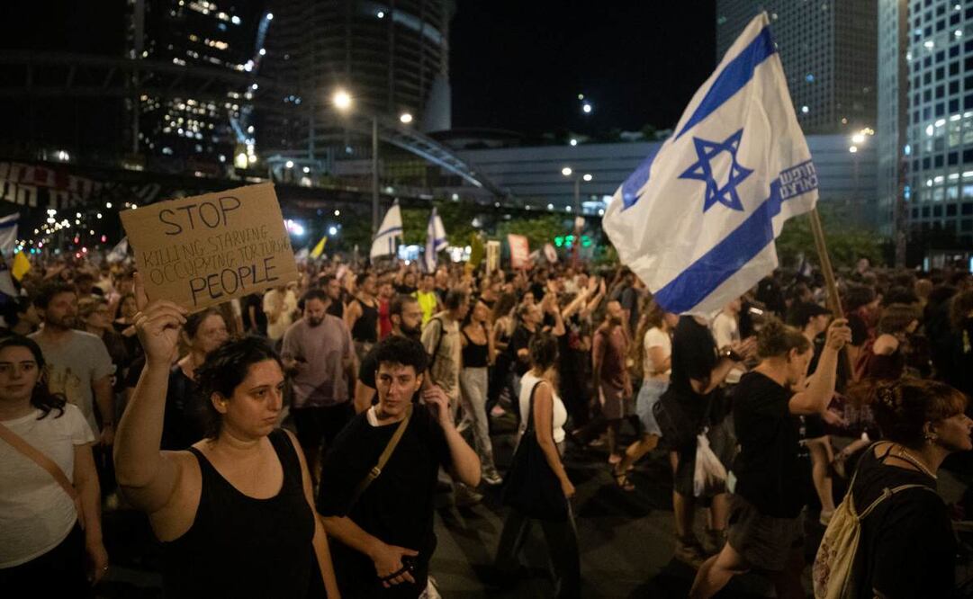 Decenas de miles de israelíes se manifestaron el domingo, demandando que el primer ministro, Benjamin Netanyahu, asegure un acuerdo con Hamas para terminar la guerra de Gaza y liberar los rehenes restantes. Foto: Xinhua
