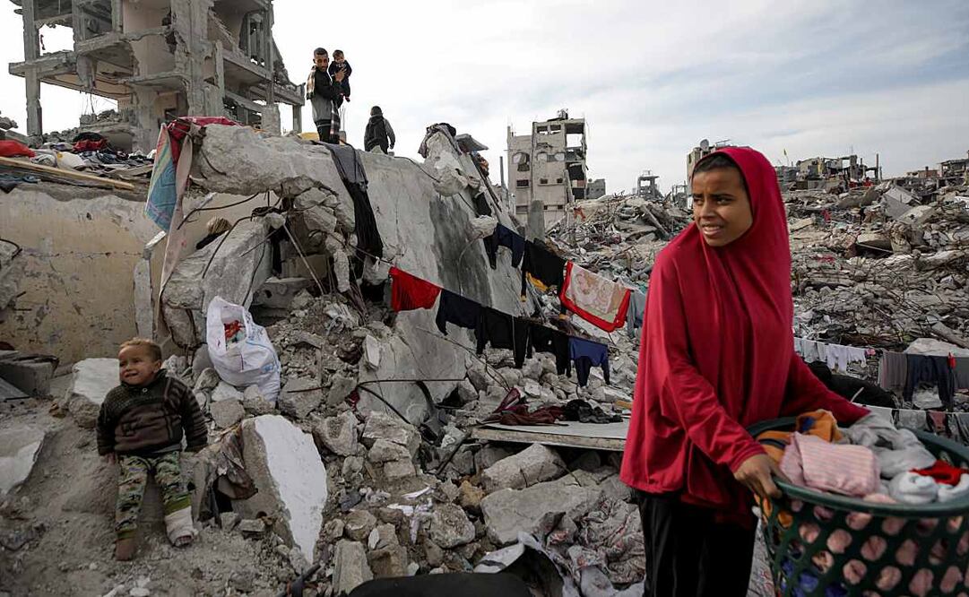 Palestinos entre las ruinas de su casa destruida por un ataque israelí, en Jabaliya, Franja de Gaza, el 18 de febrero del 2025. Foto: AP
