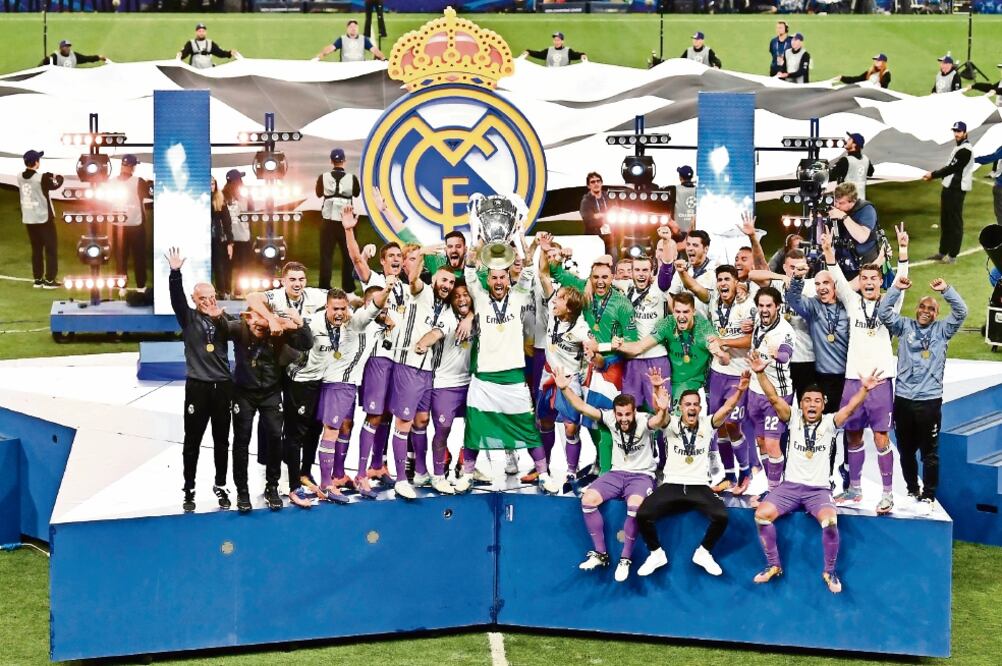 El capitán Sergio Ramos levantó el trofeo y los madridistas dieron rienda suelta a su alegría al conseguir la doceava Champions en la historia del club (AFP)