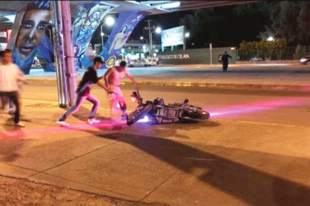 Una motocicleta de Seguridad Pública fue estropeada por rijosos en las afueras del estadio Miguel Alemán Valdés. Foto: TWITTER