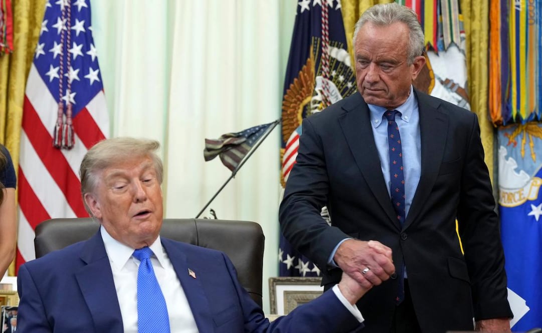 Donald Trump junto al secretario de salud Robert F. Kennedy Jr. (10/08/26) Foto: AP