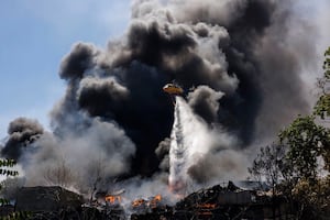 Incendios arrasan decenas de miles de hectáreas en Europa; calor extremo atiza el fuego
