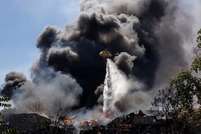 Incendios arrasan decenas de miles de hectáreas en Europa; calor extremo atiza el fuego