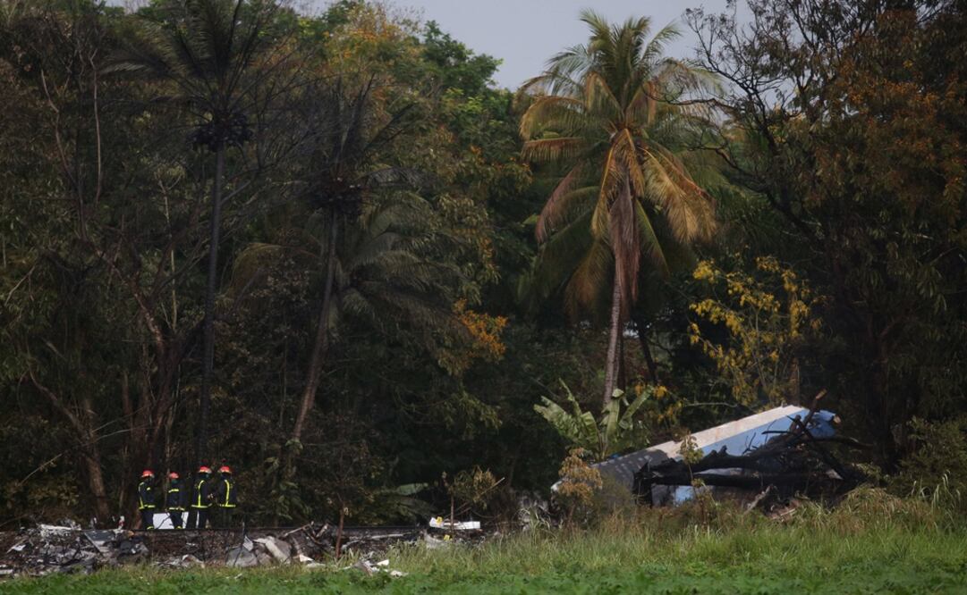 Firefighters work at the wreckage site of a Boeing 737 plane that crashed in the agricultural area of Boyeros, south of Havana, shortly after taking off from Havana's main airport in Cuba, May 18, 2018. REUTERS/Alexandre Meneghini