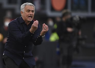José Mourinho explota contra el VAR: "El futbol es otro deporte"