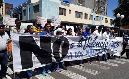 Marchan periodistas en Venezuela por cierre de medios tras reformas de Maduro
