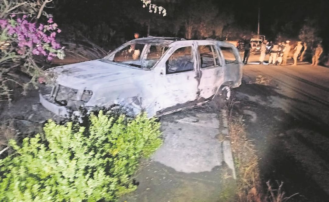 Debido a los disparos, la camioneta Jeep Grand Cherokee se incendió, quedando atrapados los dos tripulantes. Foto: Especial