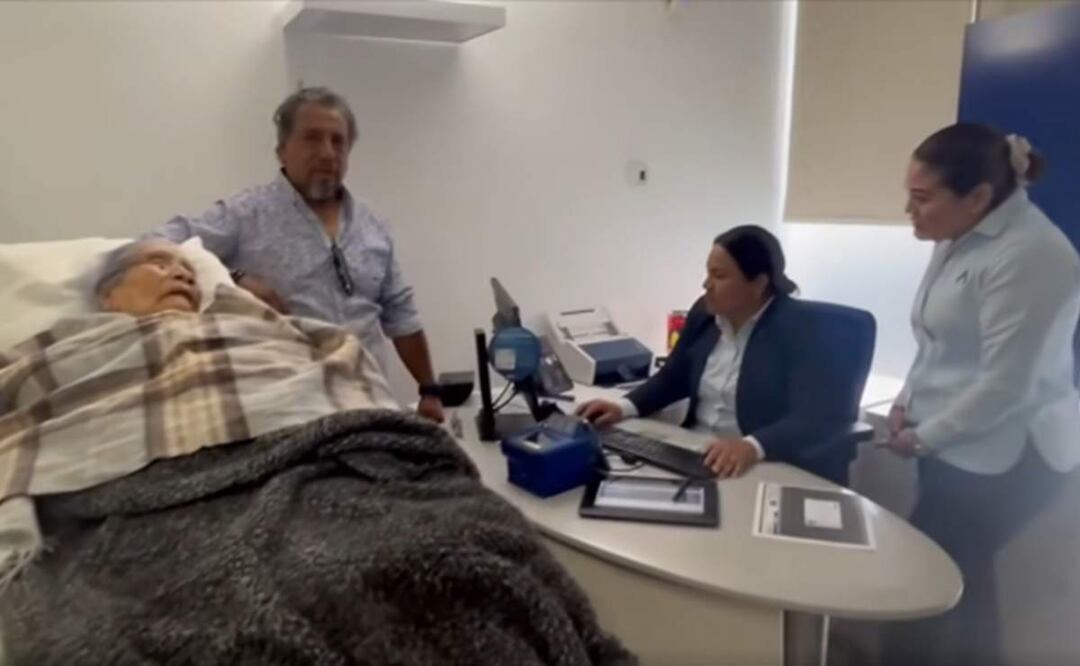 Banco obliga a mujer de 96 años a cobrar su pensión presencialmente en Oaxaca a pesar de estar en camilla (14/05/2025). Foto: Especial