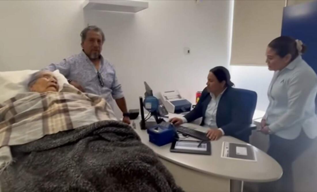 Banco obliga a mujer de 96 años a cobrar su pensión presencialmente en Oaxaca a pesar de estar en camilla (14/05/2025). Foto: Especial