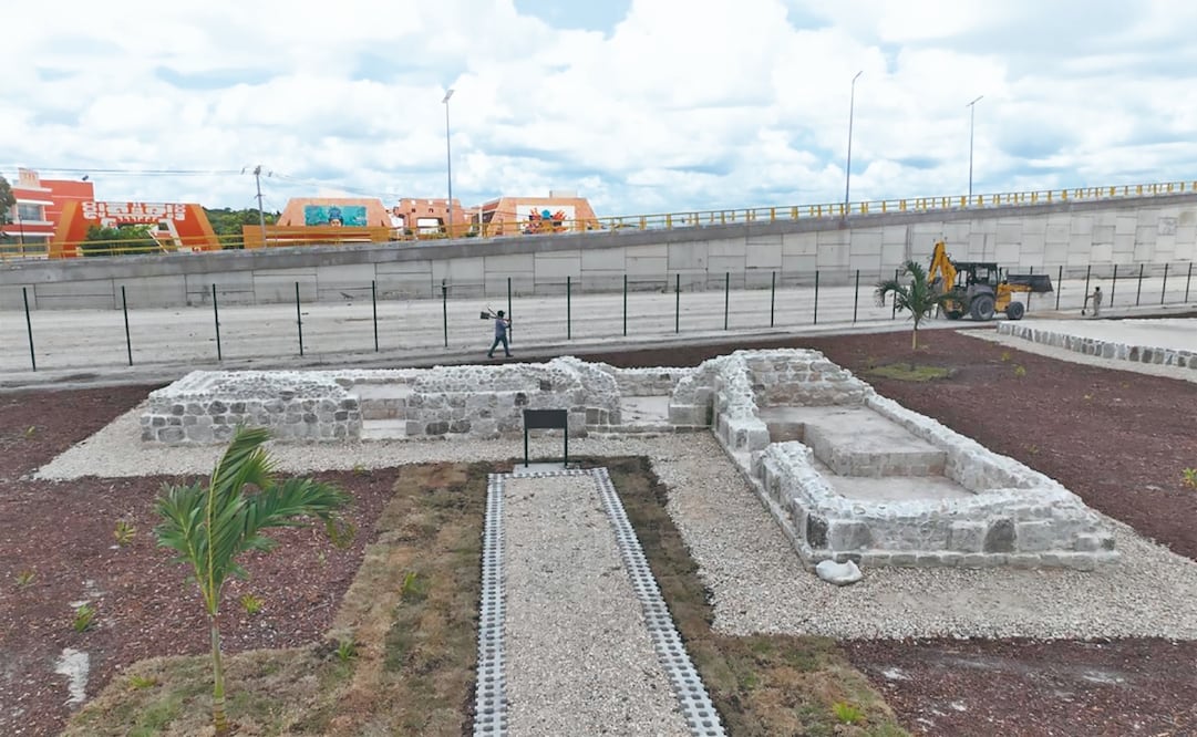 Para el parque K’awill, en Xpuhil, Campeche, se trasladaron piedras arqueológicas mayas a fin de edificar nuevas estructuras. Foto: INAH
