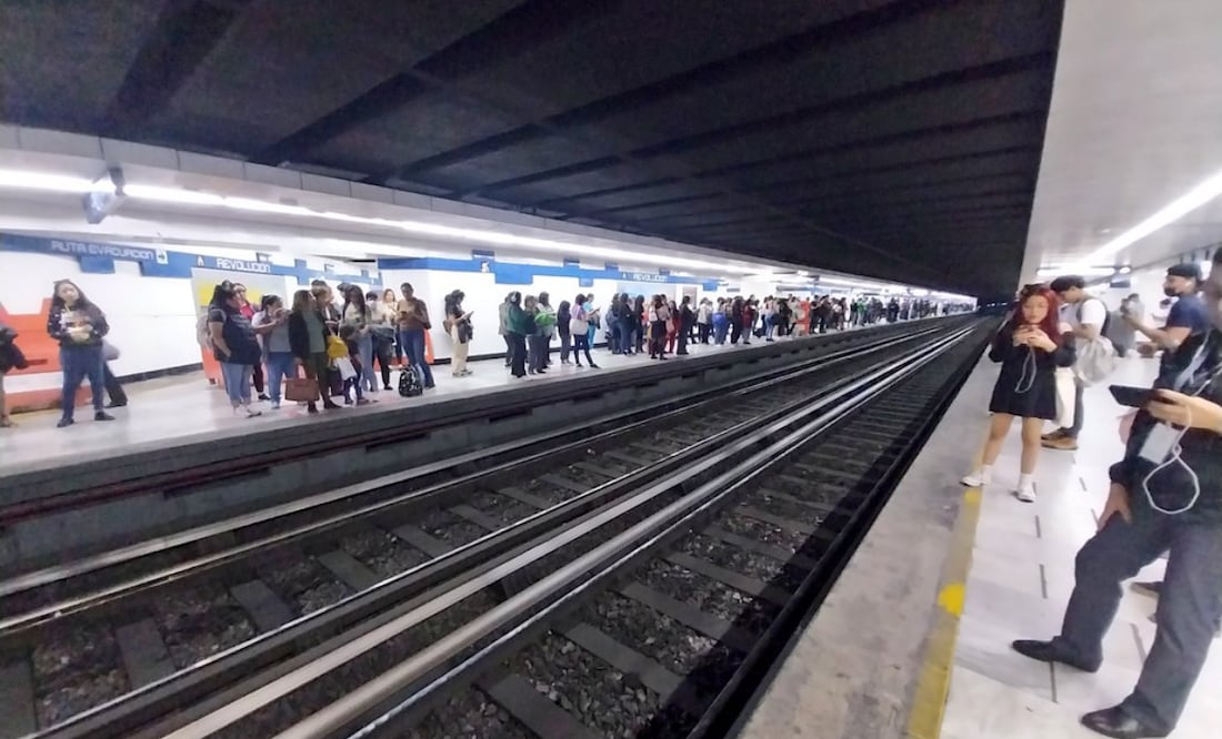 La tarde de este martes, usuarios del Metro reportan retrasos en la Línea 2 (29/10/2024). Foto: Especial