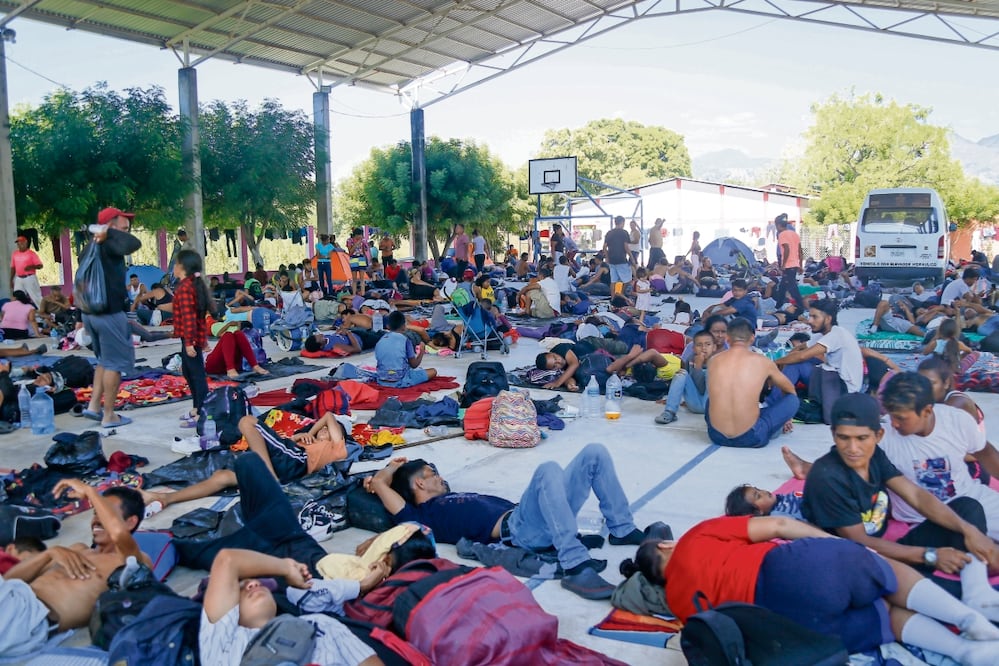 Migrantes centro y sudamericanos descansan en espacios públicos y parques de San Pedro Tapanatepec, Oaxaca. Foto: Claus Mendoza / EL UNIVERSAL