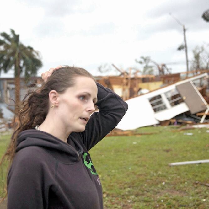 Haley Nelson, frente a lo que quedó de las casas rodantes donde vivían sus padres, en Panama City, azotada el pasado 10 de octubre por Michael. (AFP)