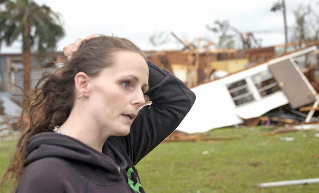Haley Nelson, frente a lo que quedó de las casas rodantes donde vivían sus padres, en Panama City, azotada el pasado 10 de octubre por Michael. (AFP)