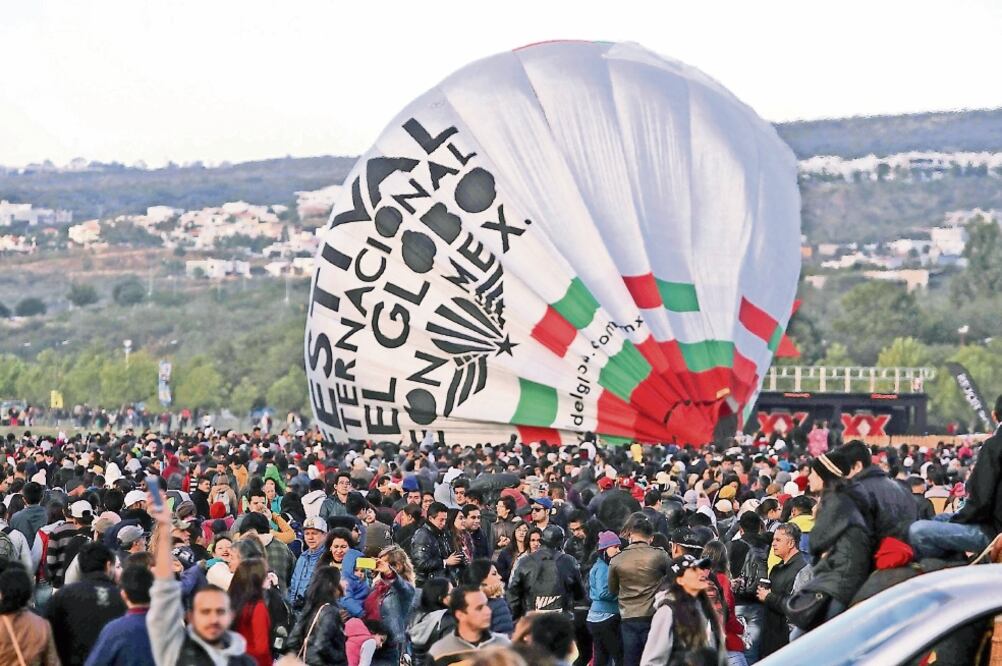 Después de más de dos horas de espera, el globo que promociona la Feria Estatal de León pudo ser inflado y se elevó; sin embargo, 99% de las esferas se quedaron en tierra debido a que las rachas de viento fueron desfavorables. (FOTO: GUSTAVO DURÁN. NTX)