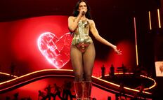 Dua Lipa cierra con amor su Radical Optimism Tour en el Estadio GNP; cantó "Bésame mucho" de Consuelo Velázquez