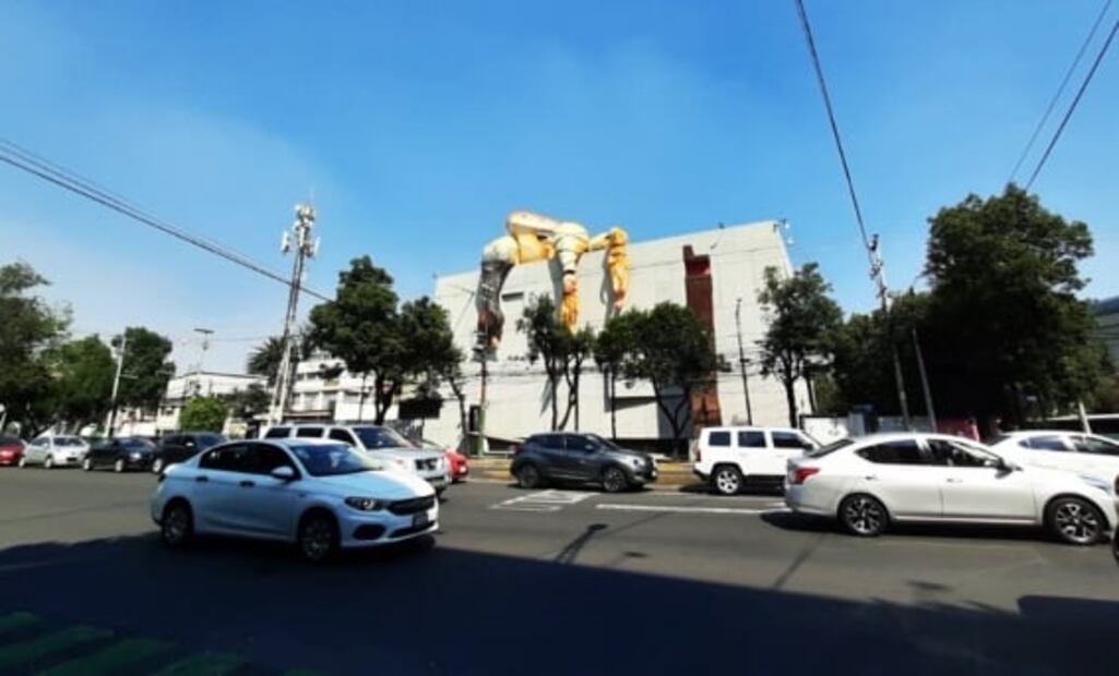 Ojos bien abiertos: El recordatorio del pollo en el techo del Carrillo Gil