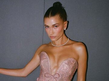 Hailey Bieber viralizó el strawberry makeup, aquí te enseñamos cómo hacerlo