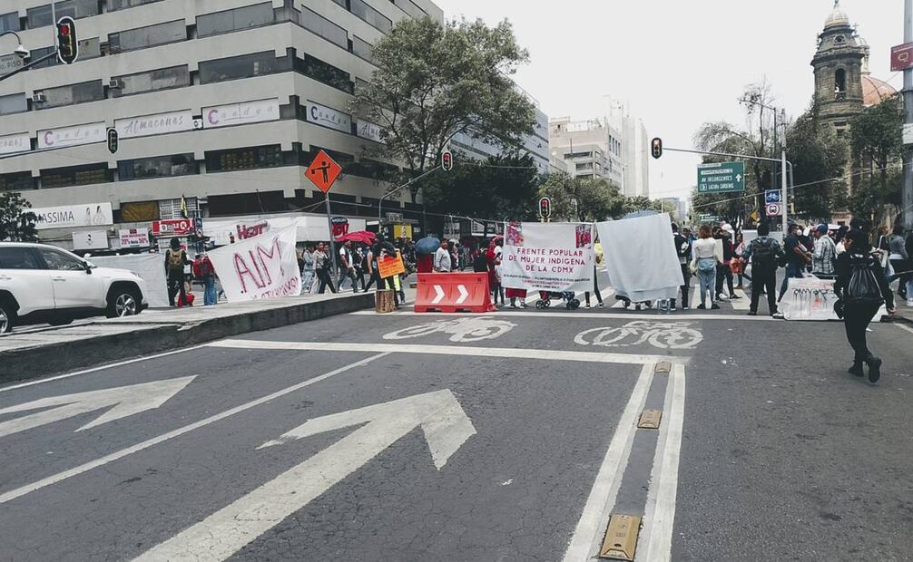 Alrededor de 50 comerciantes identificadas como mujeres Mazahuas cerraron el paso de las avenidas 20 de Noviembre y José Maria Izazaga. Foto: Especial
