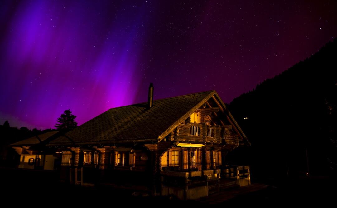 Una aurora boreal ilumina el cielo nocturno sobre las montañas en el paso de Le Col des Mosses, Ormont-Dessous, Suiza, en las primeras horas del sábado 11 de mayo de 2024. Foto: Jean-Christophe Bott. Foto: AP