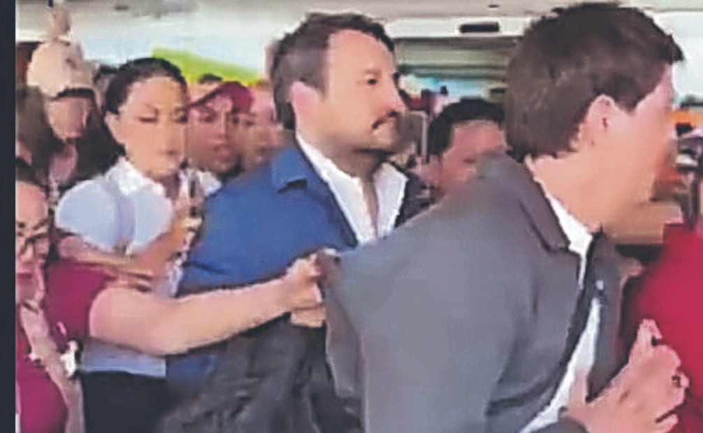 Un grupo de personas increpó a Ariadna Montiel y a Andrés Manuel López Beltrán en el aeropuerto local. Foto: Especial